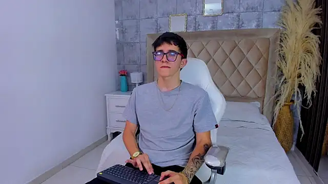 Snapshot of TylerCross_ chatting on 8, 4, 2026 TylerCross online show from 8, 4, 2026