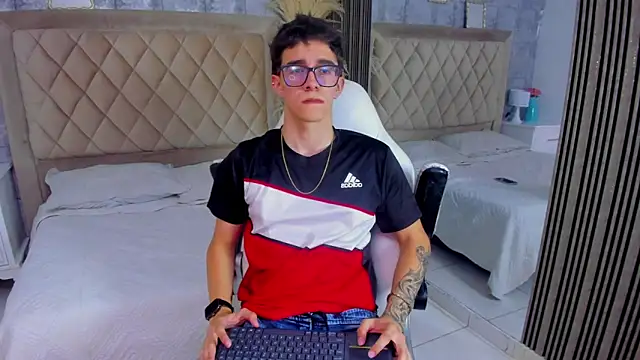 Snapshot of TylerCross_ chatting on 10, 4, 2026 TylerCross online show from 10, 4, 2026