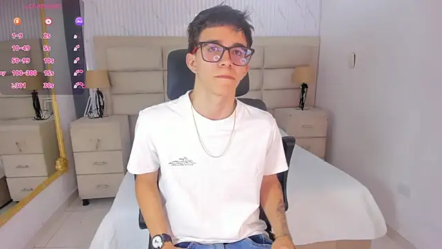 Snapshot of TylerCross_ chatting on 15, 4, 2026 TylerCross online show from 15, 4, 2026