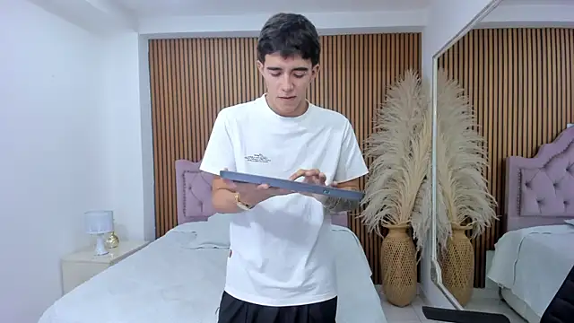 Snapshot of TylerCross_ chatting on 23, 4, 2026 TylerCross online show from 23, 4, 2026