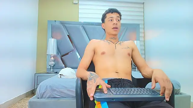 Snapshot of HENRY_GREEN2 chatting on 28, 3, 2026 HENRY GREEN2 online show from 28, 3, 2026