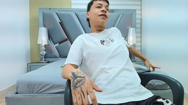 Snapshot of HENRY_GREEN2 chatting on 7, 4, 2026 HENRY GREEN2 online show from 7, 4, 2026