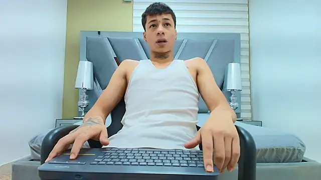 Snapshot of HENRY_GREEN2 chatting on 20, 4, 2026 HENRY GREEN2 online show from 20, 4, 2026