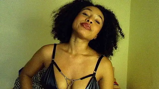 Snapshot of Larita_curly chatting on 28, 3, 2026 Larita curly online show from 28, 3, 2026