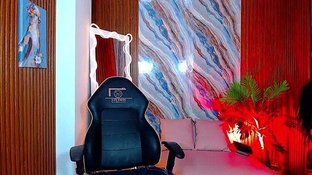 Snapshot of Maile_Tay chatting on 11, 4, 2026 Maile Tay online show from 11, 4, 2026