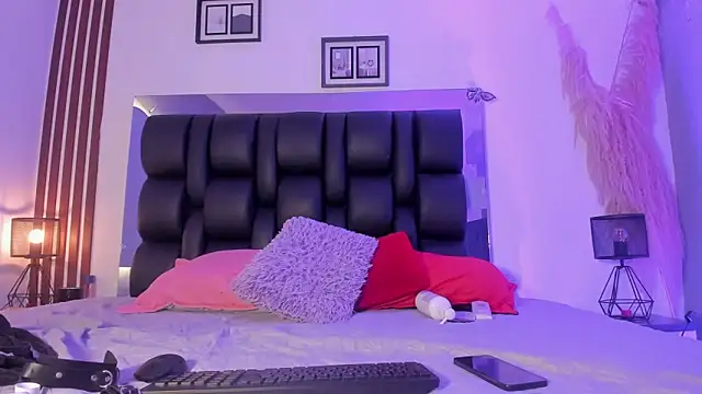 Snapshot of dalhia_and_hades chatting on 8, 4, 2026 dalhia and hades online show from 8, 4, 2026