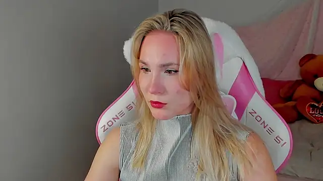 Snapshot of ElaraVoltage chatting on 25, 4, 2026 ElaraVoltage online show from 25, 4, 2026