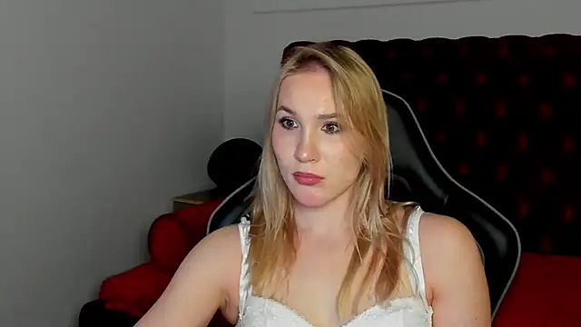 Snapshot of ElaraVoltage chatting on 27, 4, 2026 ElaraVoltage online show from 27, 4, 2026