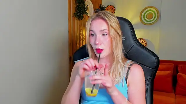 Snapshot of ElaraVoltage chatting on 5, 5, 2026 ElaraVoltage online show from 5, 5, 2026