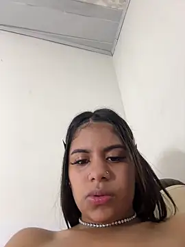 Snapshot of Jarilin-Mia chatting on 6, 4, 2026 Jarilin-Mia online show from 6, 4, 2026