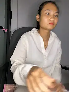 Snapshot of -Lilyn- chatting on 4, 4, 2026 -Lilyn- online show from 4, 4, 2026