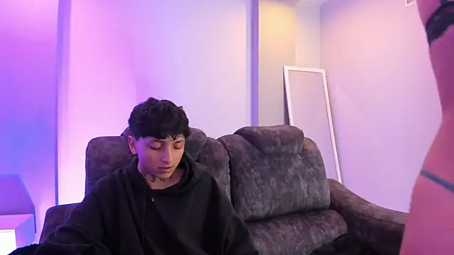 Snapshot of Sky_n_Zayn chatting on 7, 4, 2026 Sky n Zayn online show from 7, 4, 2026