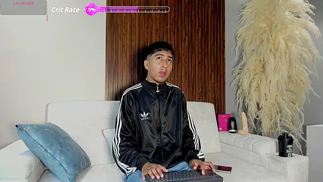 Snapshot of Ender_h0tt chatting on 8, 6, 2026 Ender h0tt online show from 8, 6, 2026