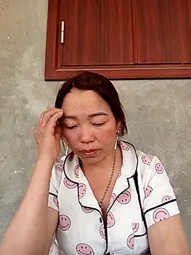 Snapshot of Yellow-pink chatting on 11, 4, 2026 Yellow-pink online show from 11, 4, 2026