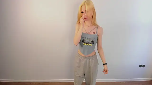 Snapshot of August_female chatting on 18, 3, 2026 August female online show from 18, 3, 2026