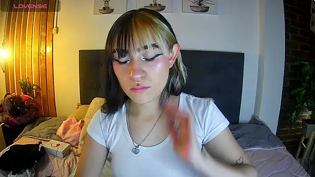 Snapshot of melodygirl2__ chatting on 14, 4, 2026 melodygirl2 online show from 14, 4, 2026