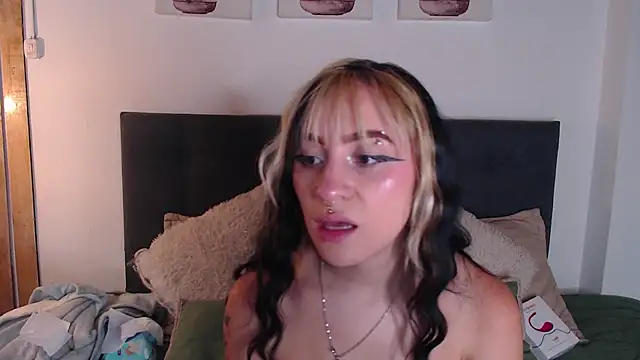 Snapshot of melodygirl2__ chatting on 24, 4, 2026 melodygirl2 online show from 24, 4, 2026