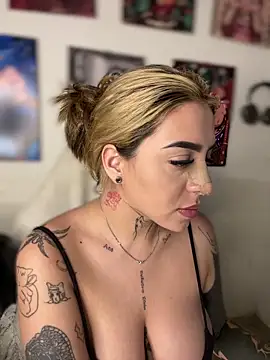 Snapshot of CarolQueen1_ chatting on 2, 4, 2026 CarolQueen1 online show from 2, 4, 2026