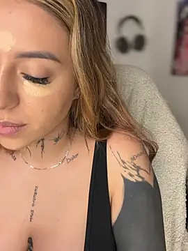 Snapshot of CarolQueen1_ chatting on 8, 4, 2026 CarolQueen1 online show from 8, 4, 2026