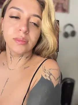 Snapshot of CarolQueen1_ chatting on 15, 4, 2026 CarolQueen1 online show from 15, 4, 2026