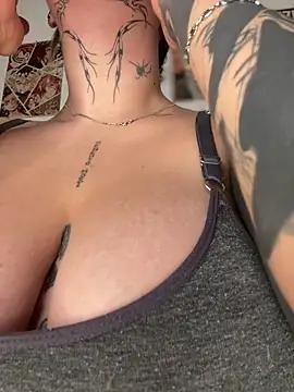 Snapshot of CarolQueen1_ chatting on 19, 4, 2026 CarolQueen1 online show from 19, 4, 2026