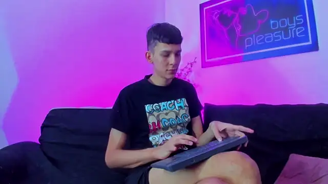 Snapshot of Desire_Boys1 chatting on 29, 3, 2026 Desire Boys1 online show from 29, 3, 2026