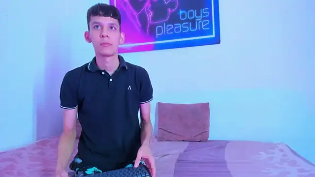 Snapshot of Desire_Boys1 chatting on 15, 4, 2026 Desire Boys1 online show from 15, 4, 2026