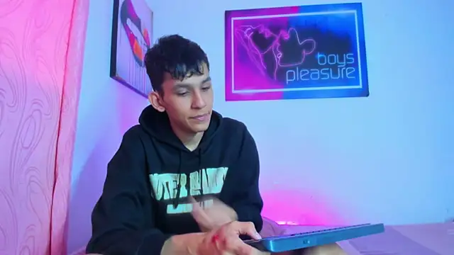 Snapshot of Desire_Boys1 chatting on 18, 4, 2026 Desire Boys1 online show from 18, 4, 2026