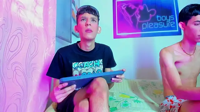 Snapshot of Desire_Boys1 chatting on 22, 4, 2026 Desire Boys1 online show from 22, 4, 2026