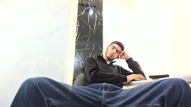 Snapshot of Valentin_Lux chatting on 25, 3, 2026 Valentin Lux online show from 25, 3, 2026