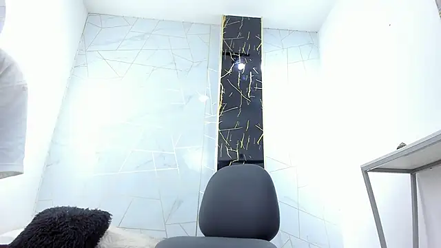 Snapshot of Valentin_Lux chatting on 5, 4, 2026 Valentin Lux online show from 5, 4, 2026