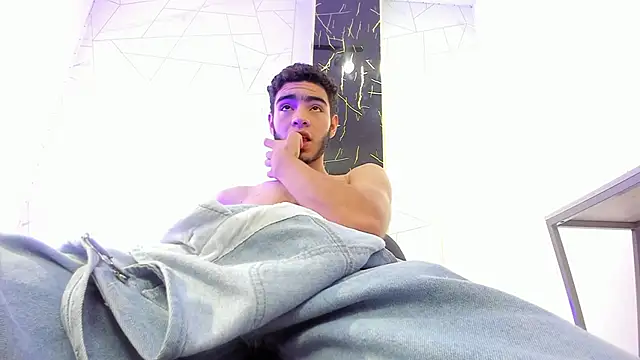 Snapshot of Valentin_Lux chatting on 6, 4, 2026 Valentin Lux online show from 6, 4, 2026