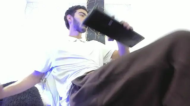 Snapshot of Valentin_Lux chatting on 8, 4, 2026 Valentin Lux online show from 8, 4, 2026