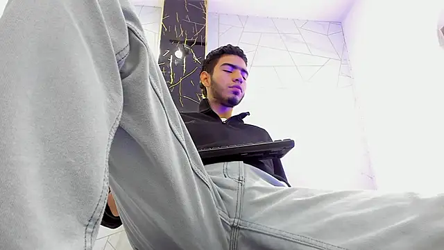 Snapshot of Valentin_Lux chatting on 10, 4, 2026 Valentin Lux online show from 10, 4, 2026