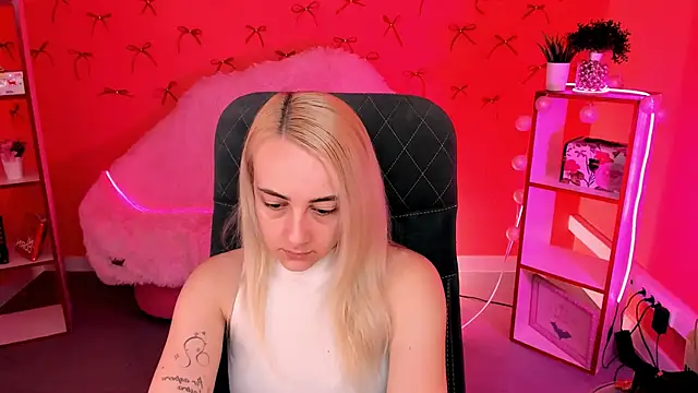 Snapshot of CarolMoor chatting on 3, 4, 2026 CarolMoor online show from 3, 4, 2026