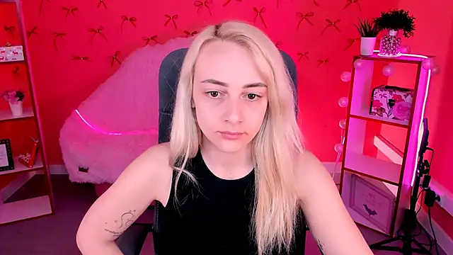 Snapshot of CarolMoor chatting on 7, 4, 2026 CarolMoor online show from 7, 4, 2026