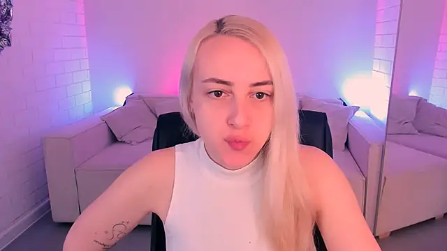 Snapshot of CarolMoor chatting on 8, 4, 2026 CarolMoor online show from 8, 4, 2026