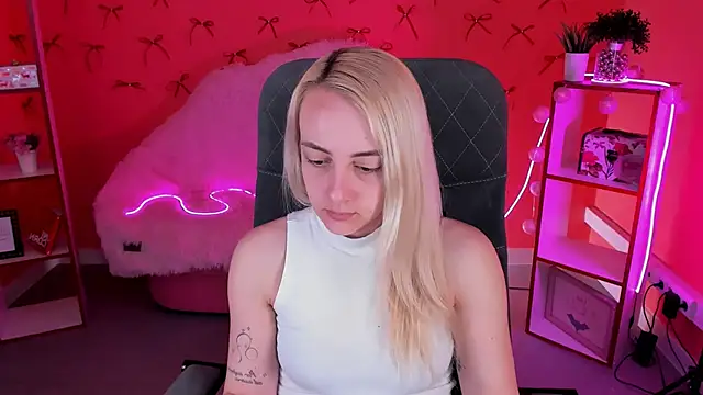 Snapshot of CarolMoor chatting on 15, 4, 2026 CarolMoor online show from 15, 4, 2026