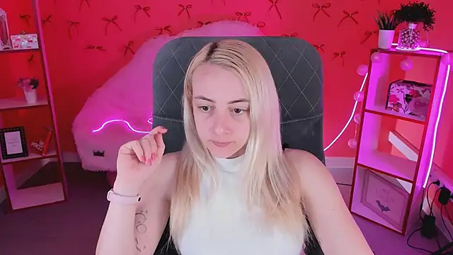 Snapshot of CarolMoor chatting on 16, 4, 2026 CarolMoor online show from 16, 4, 2026