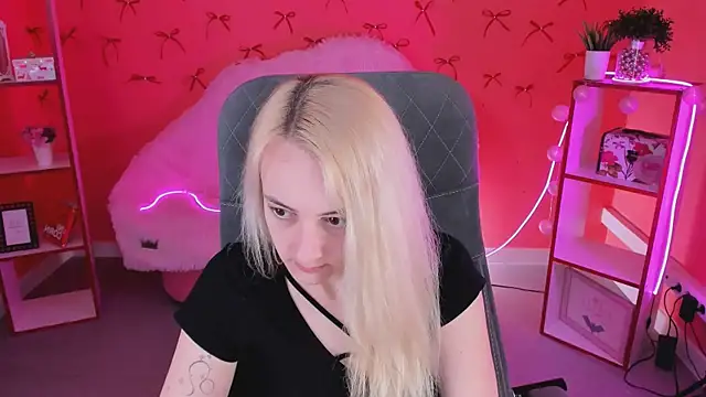 Snapshot of CarolMoor chatting on 17, 4, 2026 CarolMoor online show from 17, 4, 2026