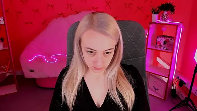 Snapshot of CarolMoor chatting on 21, 4, 2026 CarolMoor online show from 21, 4, 2026