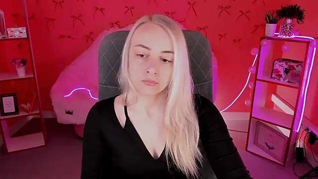 Snapshot of CarolMoor chatting on 22, 4, 2026 CarolMoor online show from 22, 4, 2026