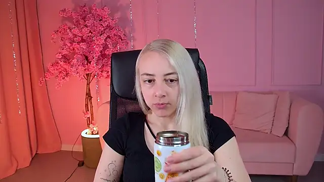 Snapshot of CarolMoor chatting on 24, 4, 2026 CarolMoor online show from 24, 4, 2026