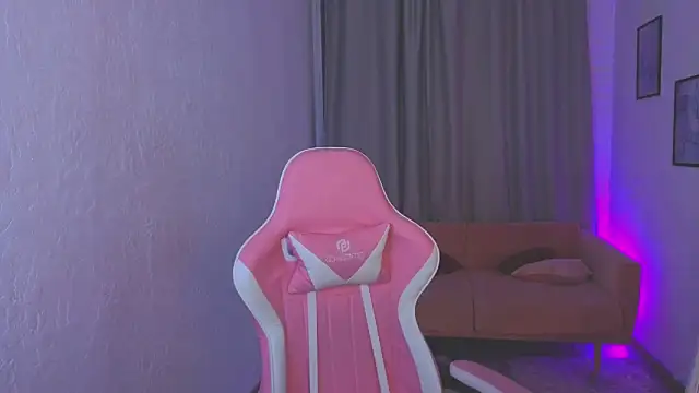 Snapshot of LoralAvery chatting on 1, 4, 2026 LoralAvery online show from 1, 4, 2026