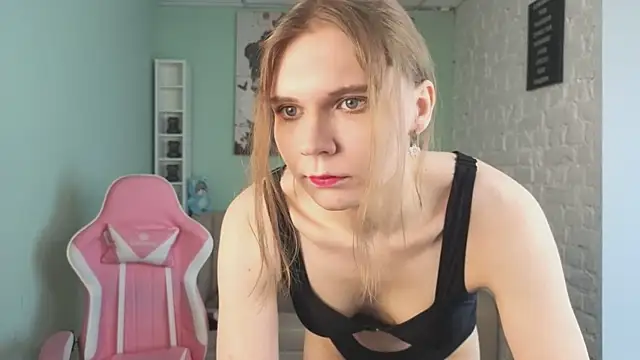 Snapshot of LoralAvery chatting on 17, 4, 2026 LoralAvery online show from 17, 4, 2026