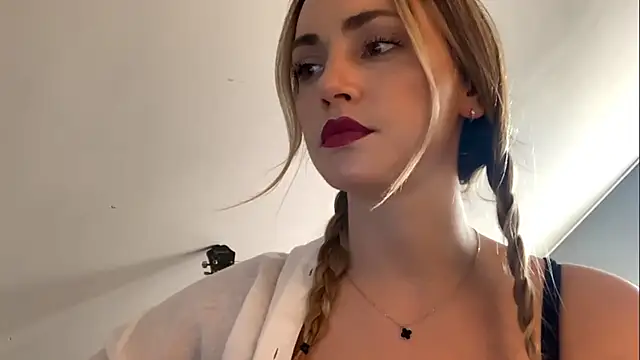 Snapshot of ScarlettSensitive chatting on 6, 4, 2026 ScarlettSensitive online show from 6, 4, 2026