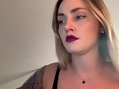 Snapshot of ScarlettSensitive chatting on 7, 4, 2026 ScarlettSensitive online show from 7, 4, 2026