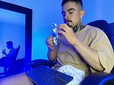 Snapshot of Dallas_Whitee chatting on 4, 4, 2026 Dallas Whitee online show from 4, 4, 2026