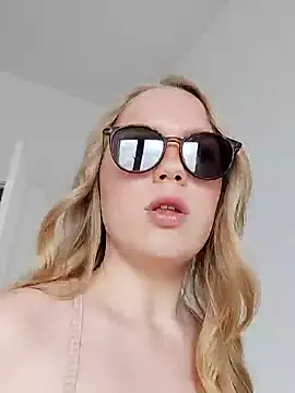 Snapshot of LittleForestELF2 chatting on 28, 3, 2026 LittleForestELF2 online show from 28, 3, 2026