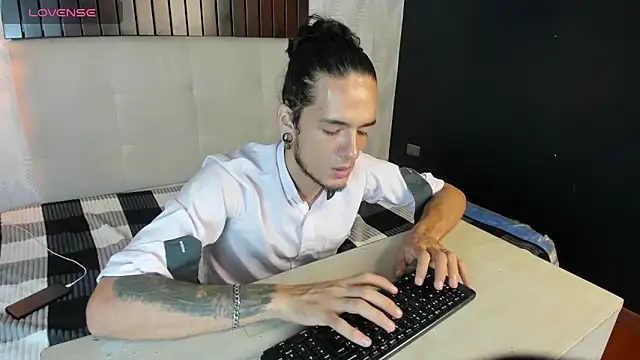 Snapshot of Skinny_Mac chatting on 16, 4, 2026 Skinny Mac online show from 16, 4, 2026